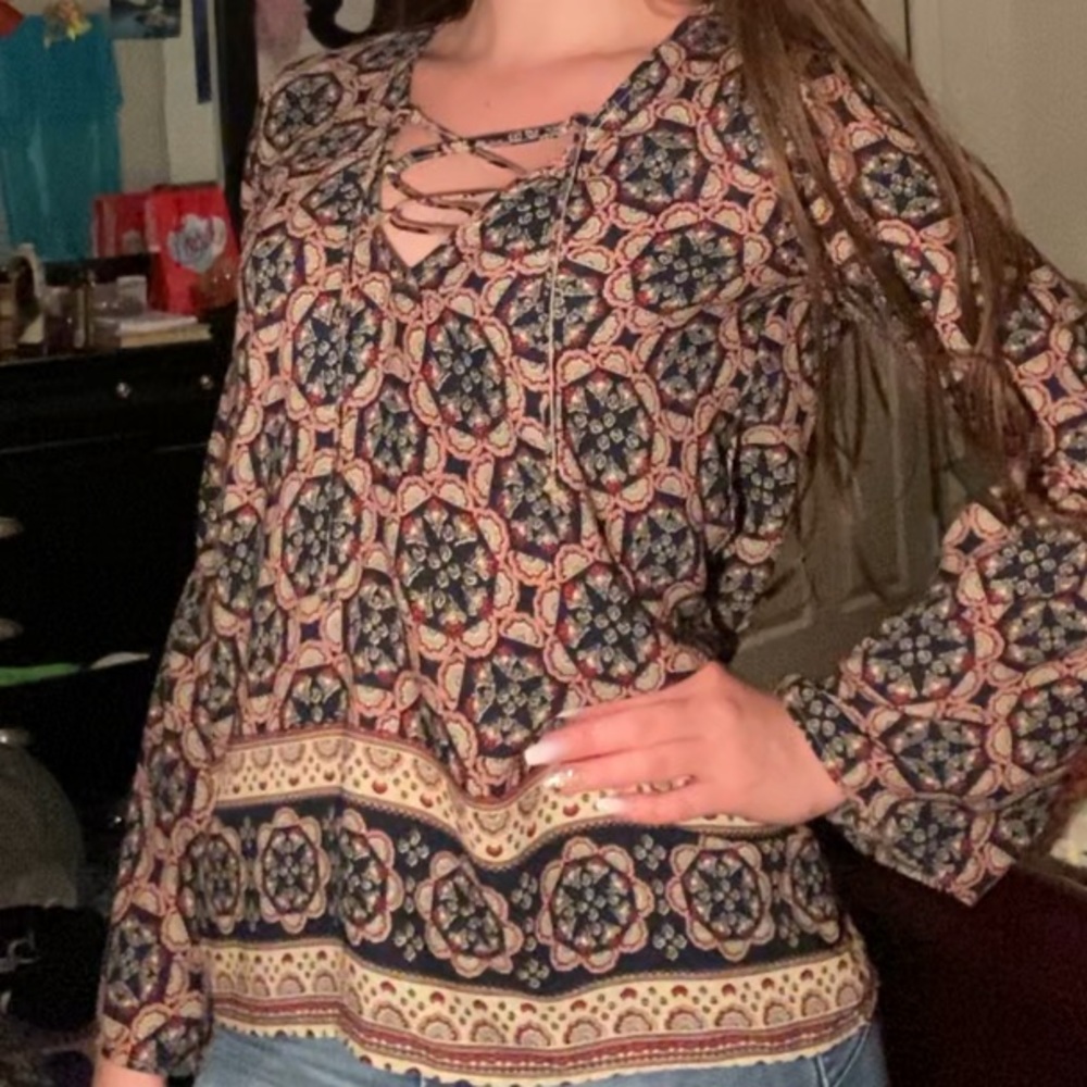 Figure flattering top - Picture 2 of 3